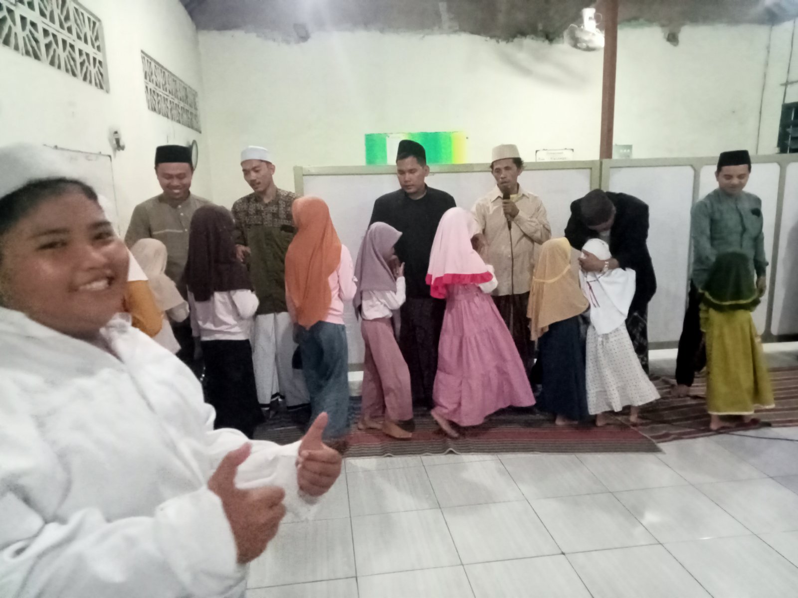 Mengawali kegiatan ngaji dengan halal bi halal